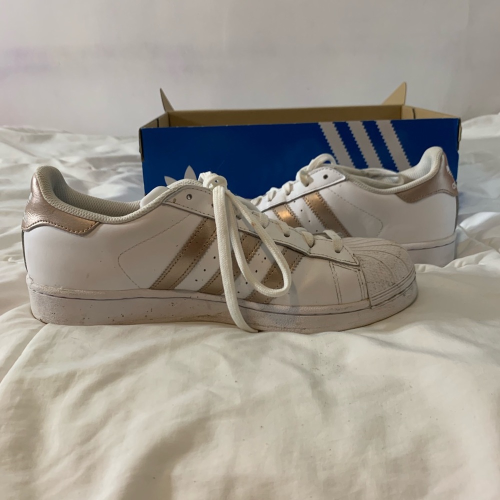 Adidas gold striped superstar 🌟